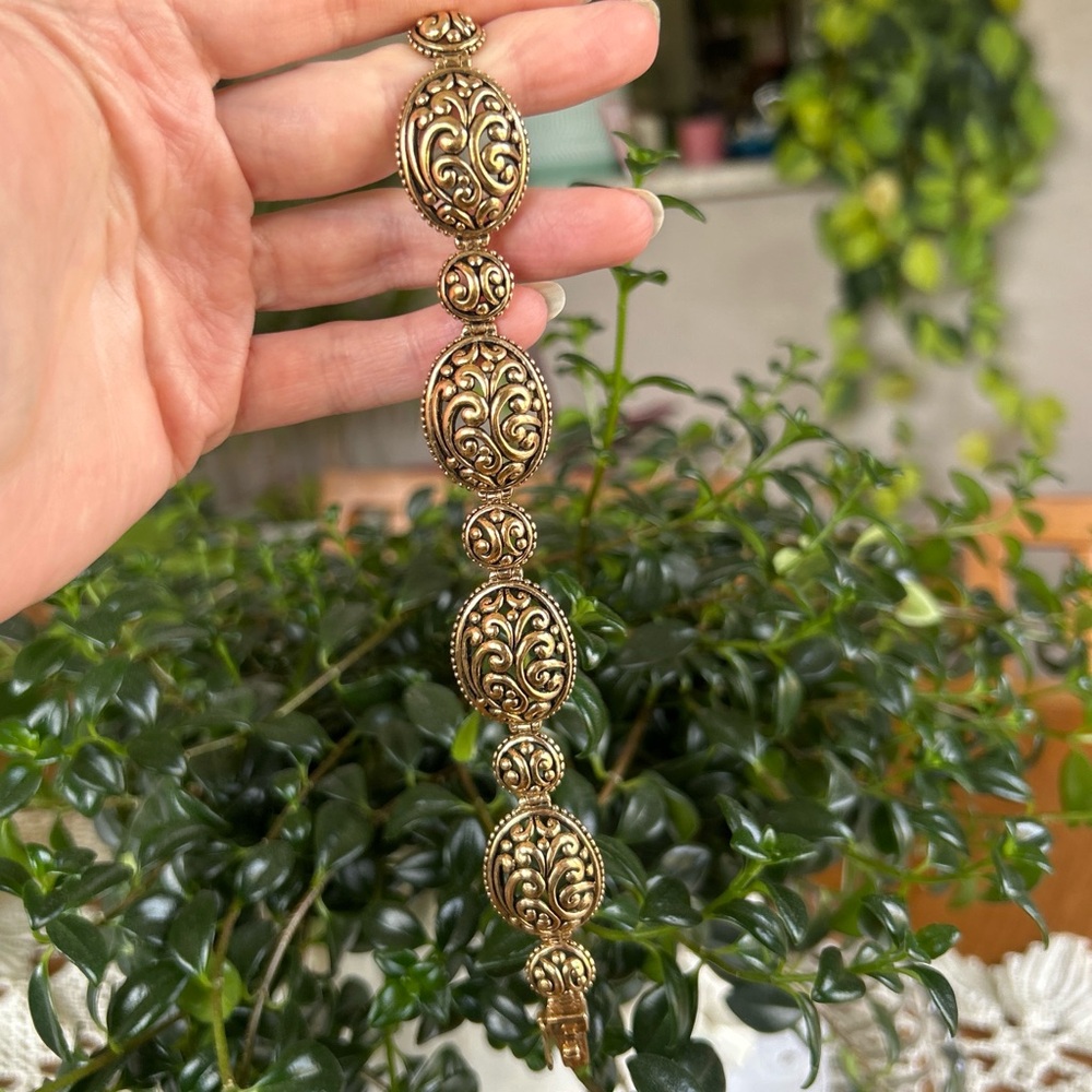 Gold Tone Sculpted Oval Link Bracelet